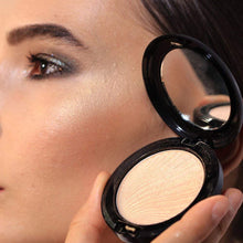 Load image into Gallery viewer, Ultra Glow Highlighter Finishing Powder